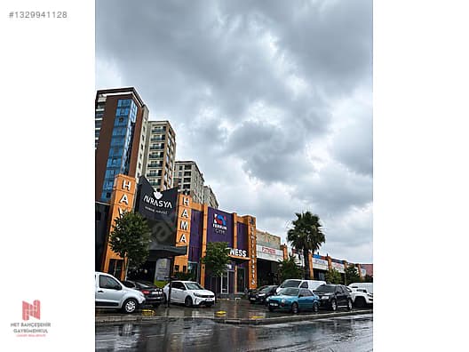 Kiralık dairenin bulunduğu sitenin cadde cephesi ve zemin katındaki ticari üniteler