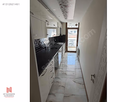 Kiralık dairenin ankastre dolaplı, yenilenmiş mutfağı ve balkona açılan koridoru
